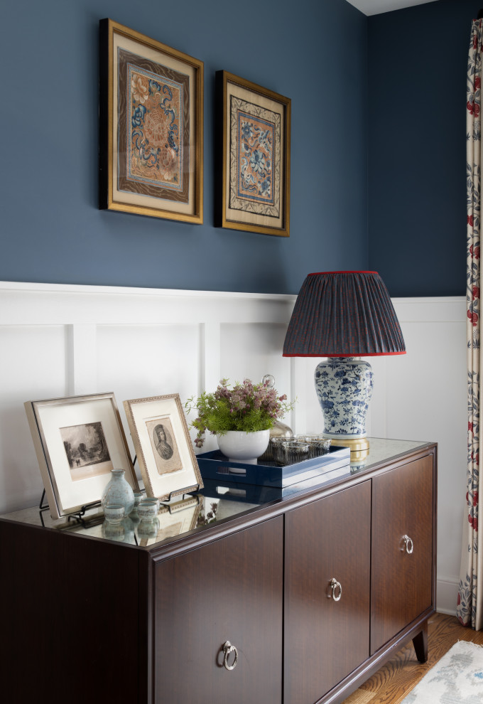 Источник вдохновения для домашнего уюта: отдельная столовая в стиле фьюжн с синими стенами, паркетным полом среднего тона и коричневым полом