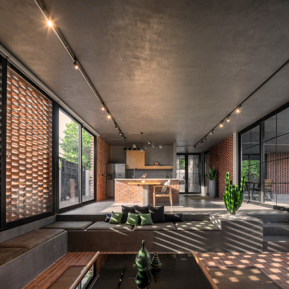 Diseño de salón asiático de tamaño medio con paredes marrones, suelo de cemento y ladrillo