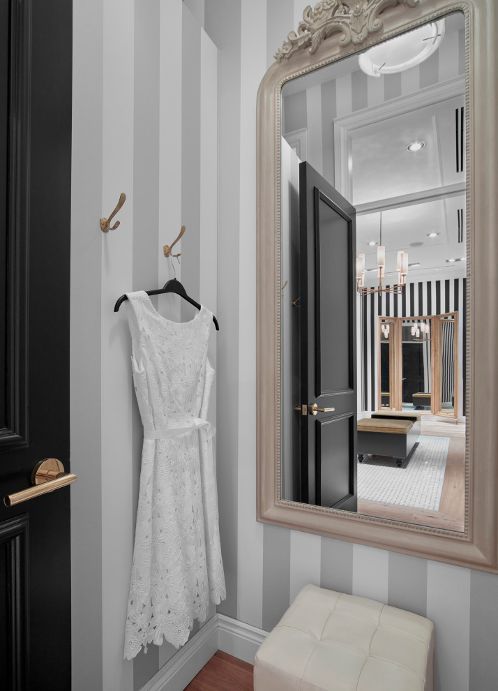 Idéer för ett mellanstort shabby chic-inspirerat omklädningsrum för kvinnor, med svarta skåp, mellanmörkt trägolv och brunt golv