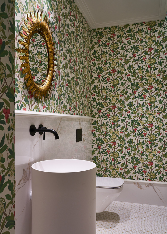 Пример оригинального дизайна: туалет в стиле неоклассика (современная классика) с инсталляцией, напольной тумбой и обоями на стенах