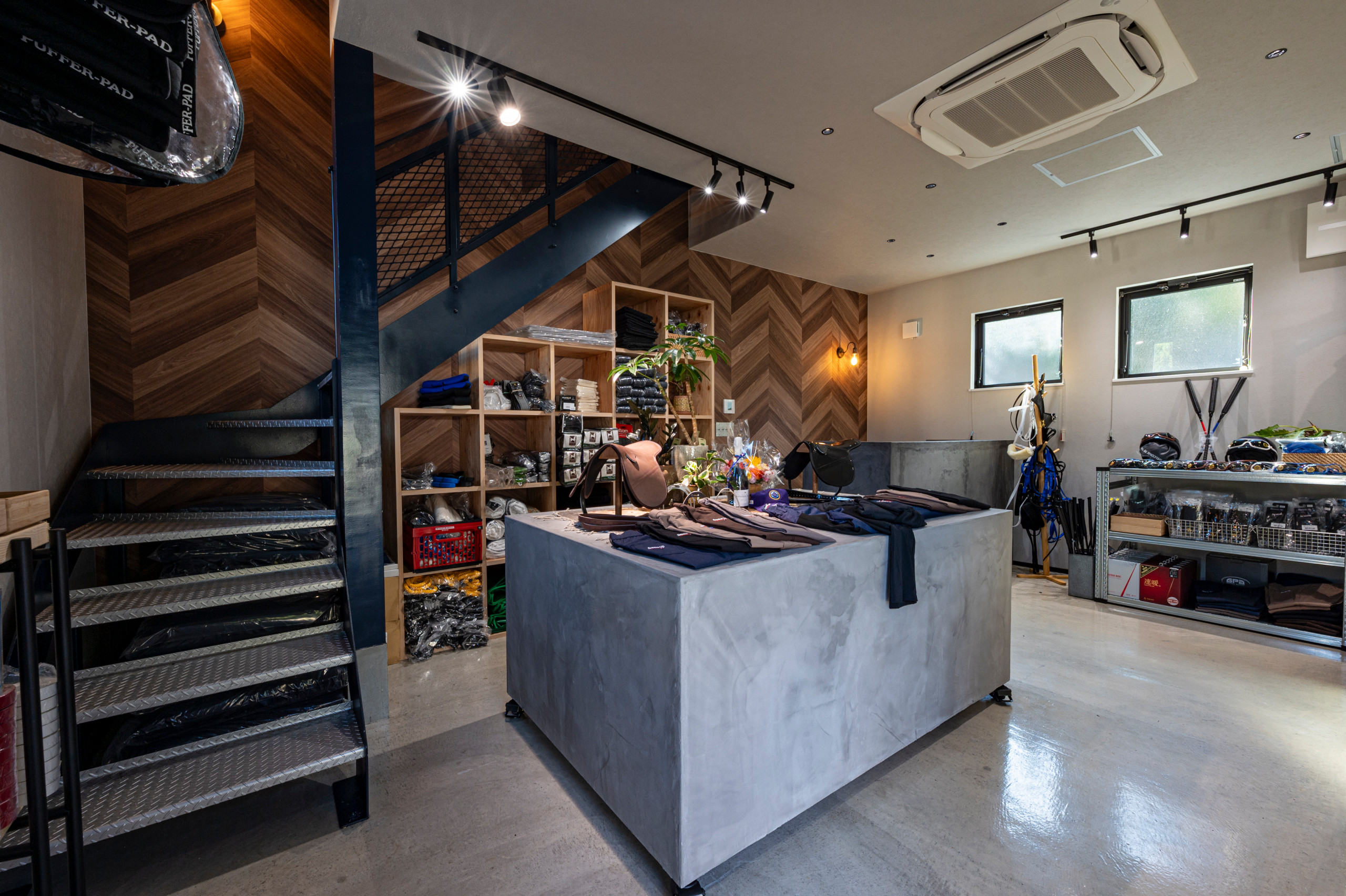 重厚感ある馬具屋