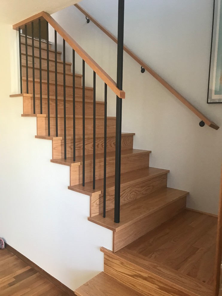 This is an example of a mid-sized midcentury wood l-shaped staircase in Portland with wood risers and mixed railing.