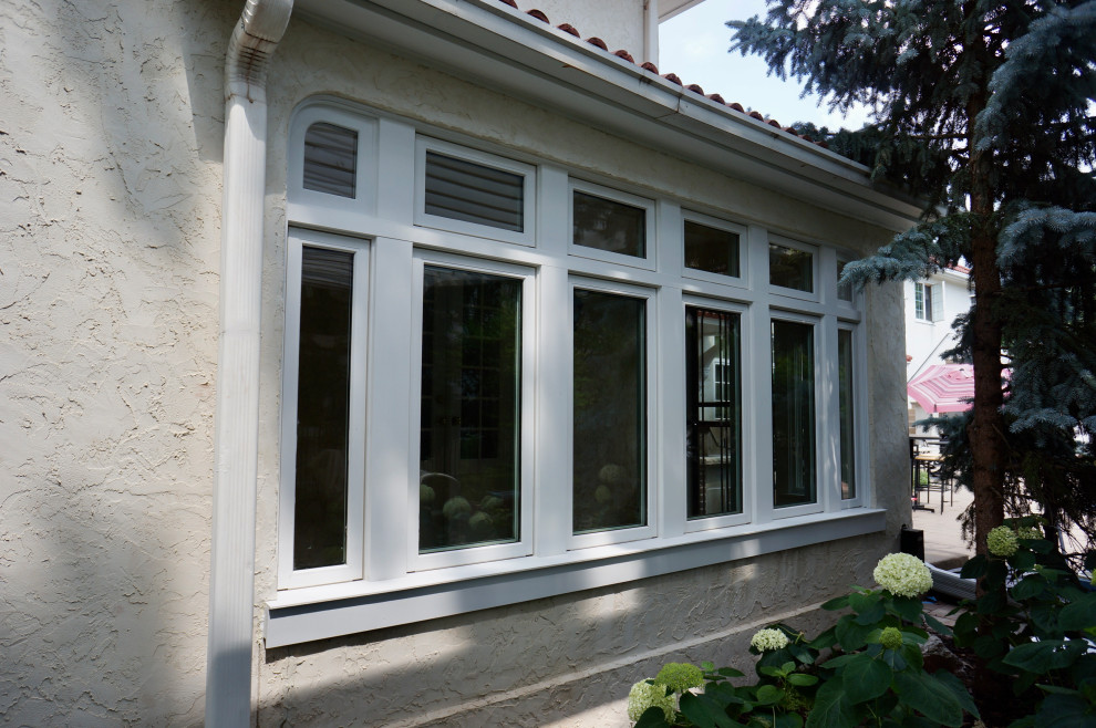 Cette image montre un petit porche d'entrée de maison latéral méditerranéen avec du carrelage.