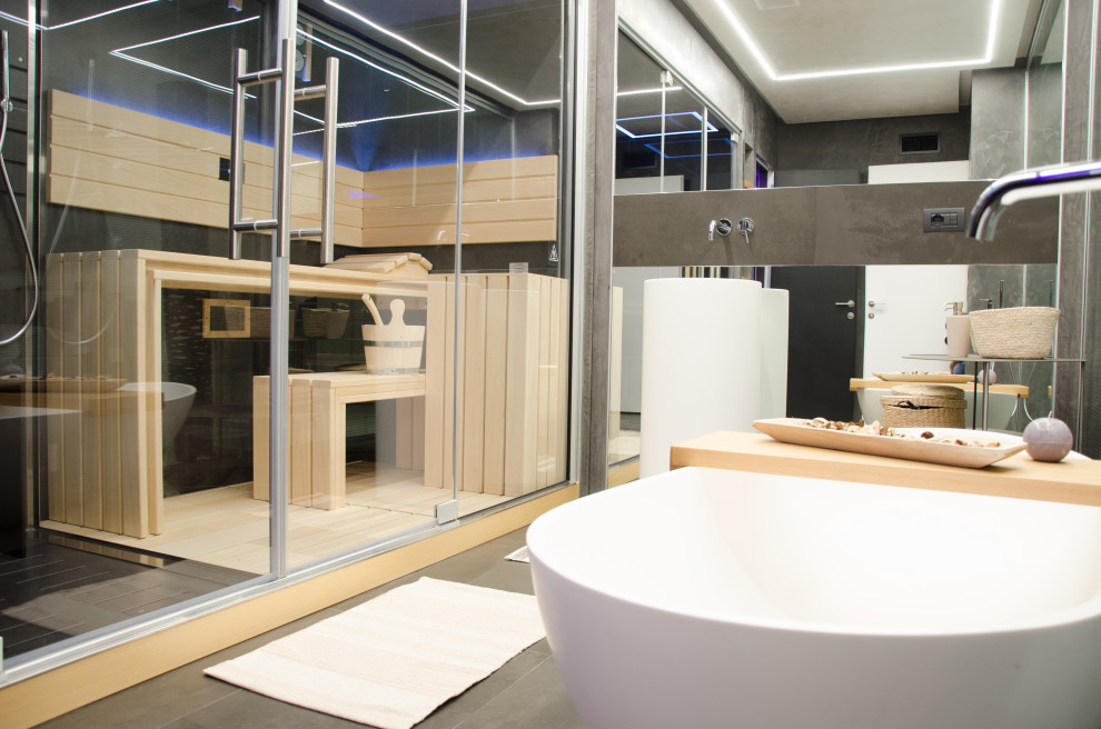 На фото: большая баня и сауна в стиле модернизм с отдельно стоящей ванной, черной плиткой, керамогранитной плиткой, душем с распашными дверями, напольной тумбой и многоуровневым потолком