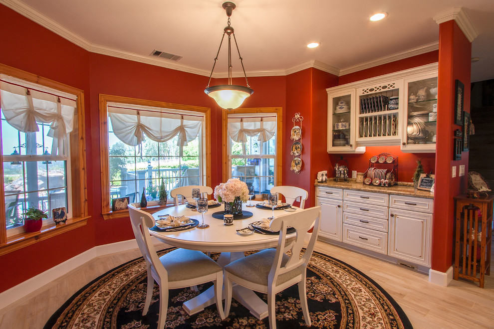 Example of a mountain style home design design in Sacramento