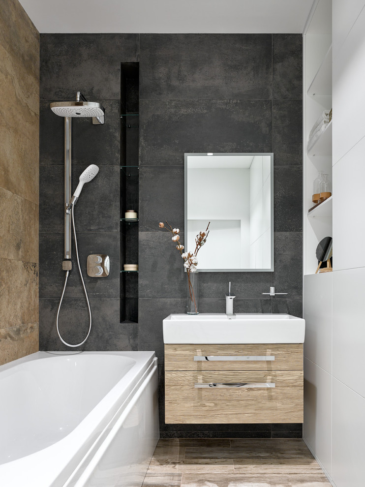 Modernes Badezimmer En Suite mit beigen Schränken, integriertem Waschbecken und schwebendem Waschtisch in Moskau