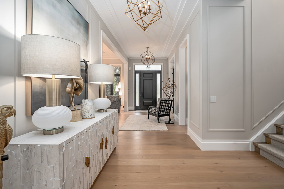 Example of a transitional entryway design in Toronto