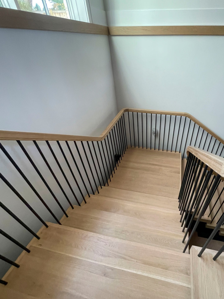 Foto de escalera suspendida moderna extra grande con escalones de madera, barandilla de varios materiales y machihembrado
