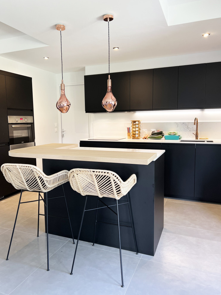 Kitchen - contemporary kitchen idea in Lille