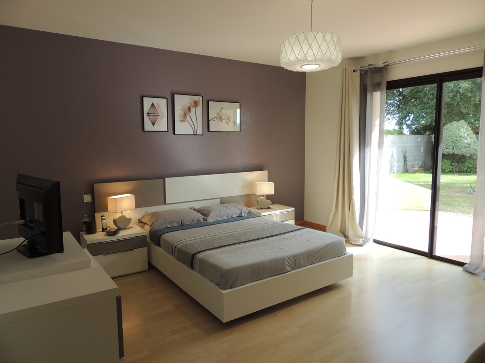 Photo of a contemporary bedroom in Nantes.