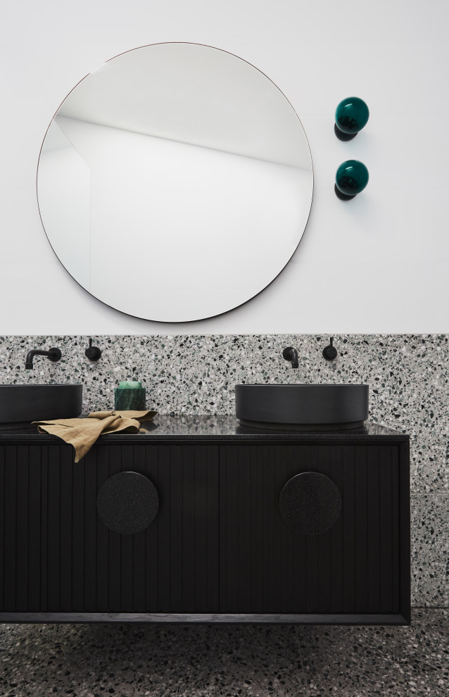На фото: ванная комната в современном стиле с фасадами с филенкой типа жалюзи, черными фасадами, отдельно стоящей ванной, открытым душем, зеленой плиткой, удлиненной плиткой, белыми стенами, полом из керамической плитки, душевой кабиной, раковиной с пьедесталом, столешницей из искусственного камня, разноцветным полом, открытым душем, черной столешницей, тумбой под две раковины и подвесной тумбой