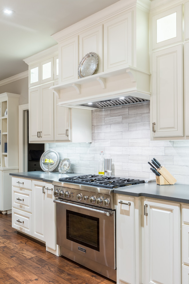 Kitchen - transitional kitchen idea in Austin