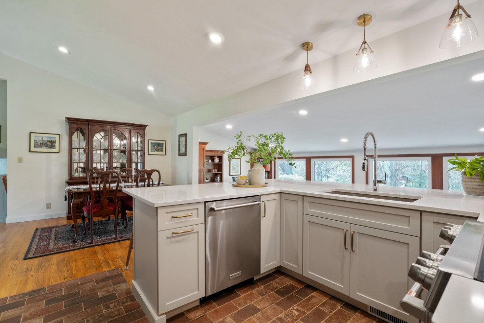 Home design - transitional home design idea in Columbus