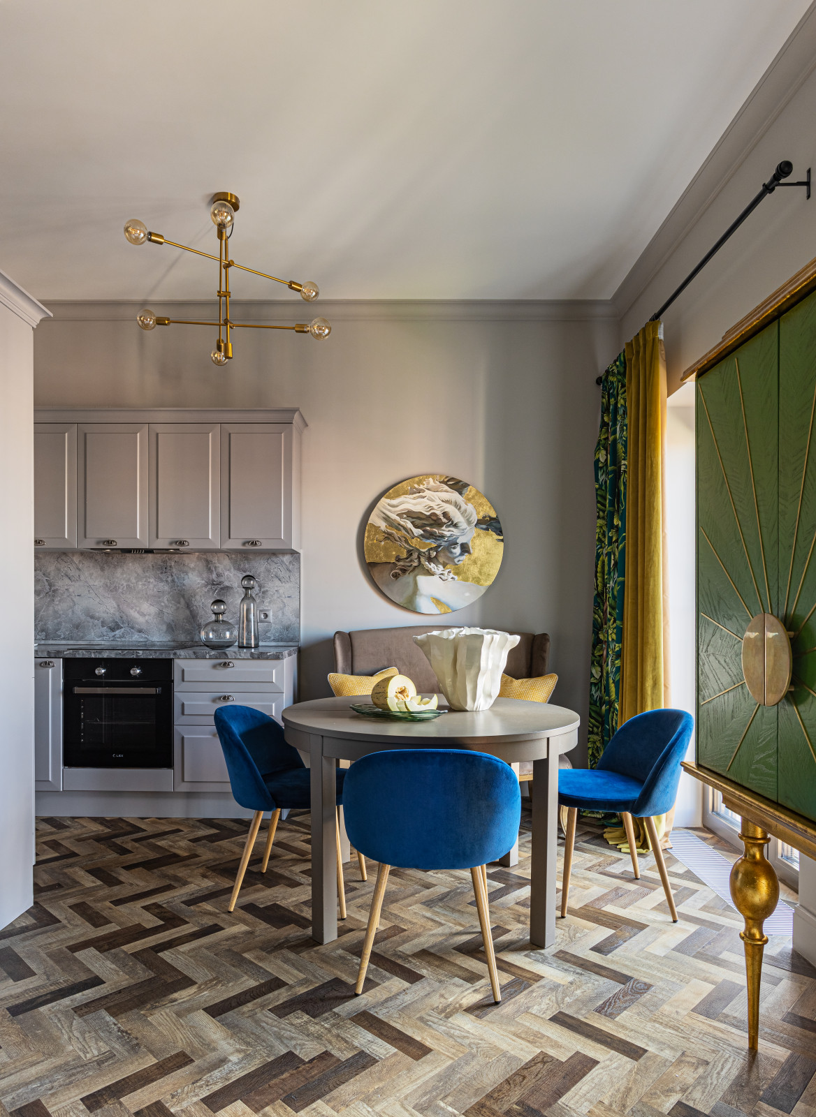 Интерьер квартиры в сочных оттенках с текстилем от Pierre Frey