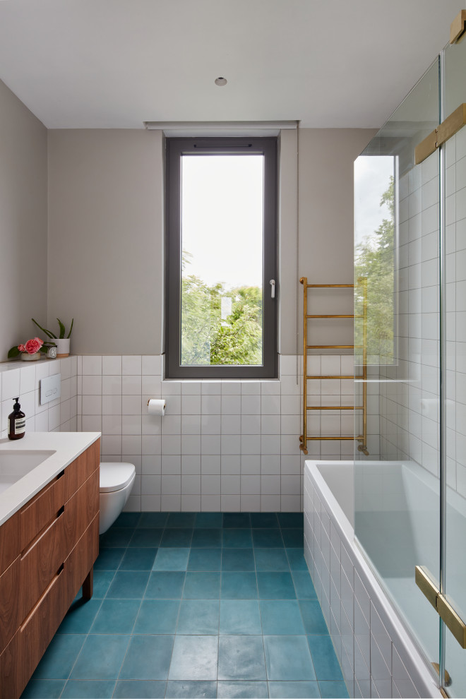 Exemple d'une salle de bain tendance avec meuble-lavabo sur pied.