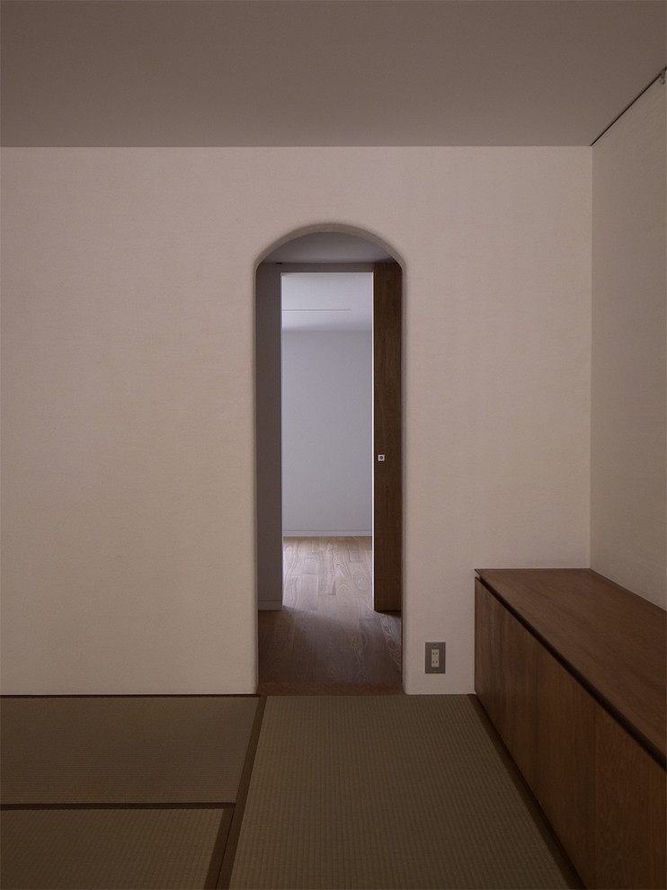 Ispirazione per una camera matrimoniale etnica con pareti bianche e pavimento in tatami