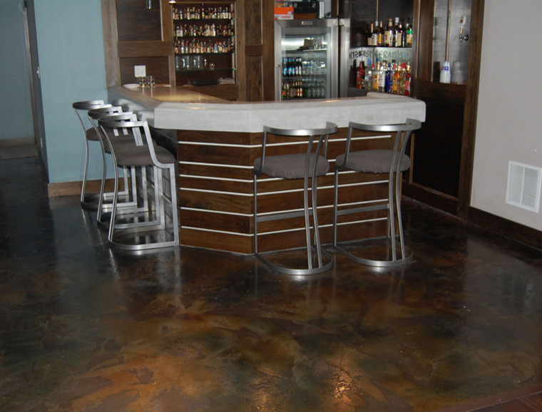 Idee per un bancone bar chic di medie dimensioni con ante in stile shaker, ante con finitura invecchiata, top in laminato, pavimento in cemento e pavimento marrone