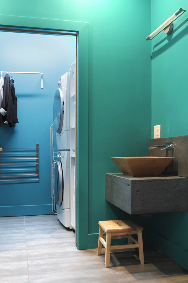 Inspiration for a transitional bathroom in Montreal with blue walls and a laundry.