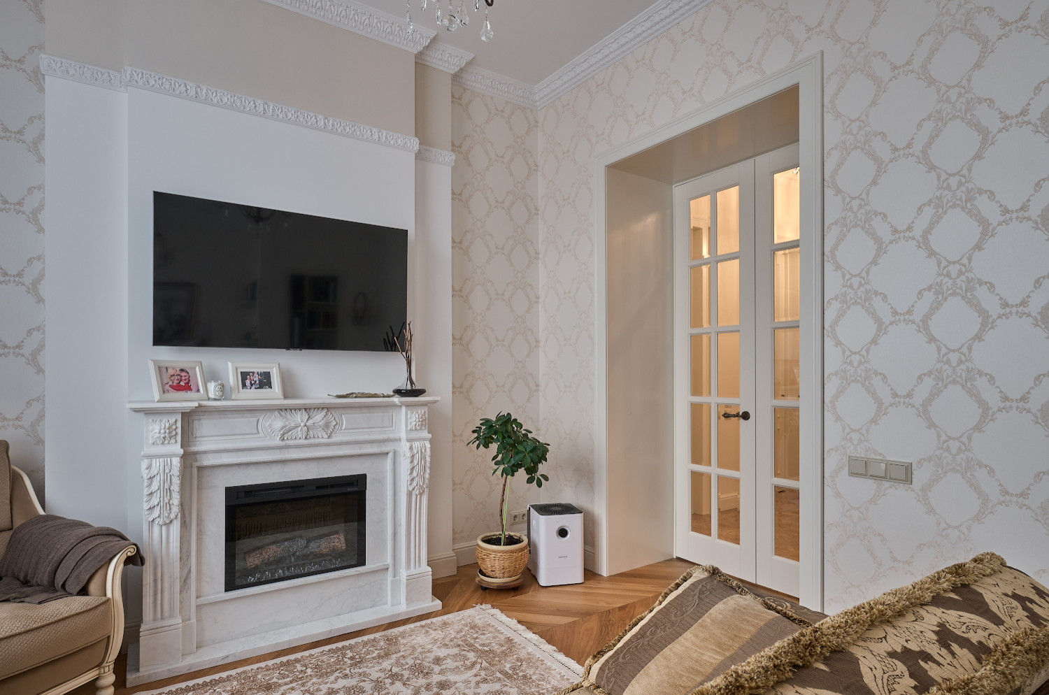 Высокие двери в классическом интерьере