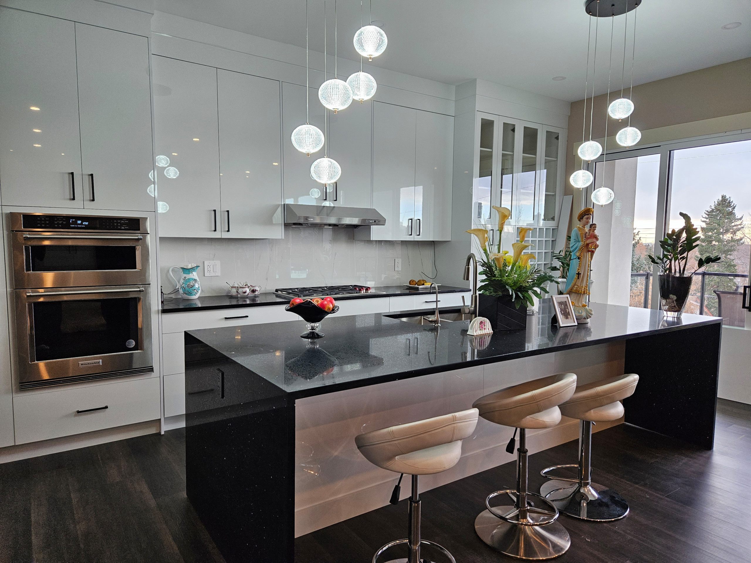Inspiration for a contemporary kitchen remodel in Calgary
