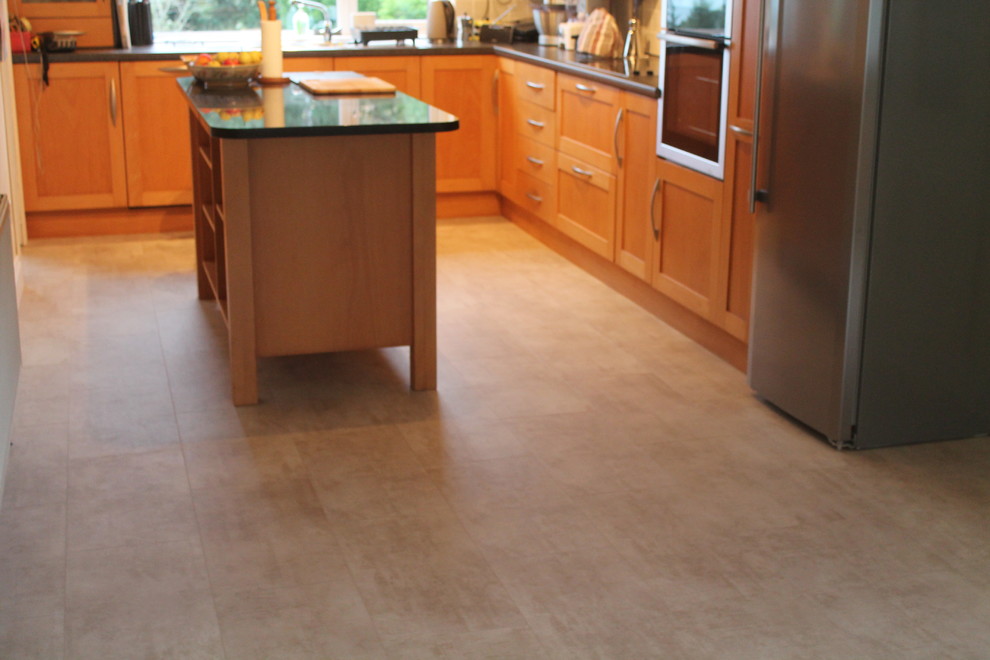 Immagine di una grande cucina con ante in stile shaker, ante in legno scuro, top in marmo, pavimento in vinile e pavimento beige