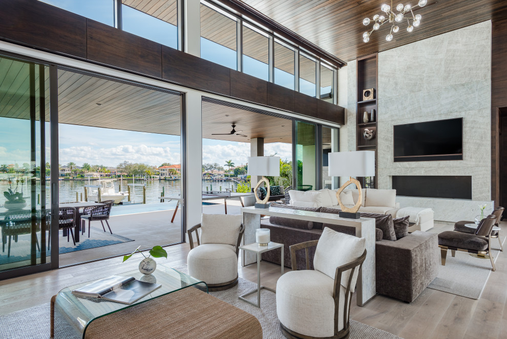 Großes, Offenes Modernes Wohnzimmer mit hellem Holzboden, Multimediawand, beigem Boden und Holzdecke in Tampa