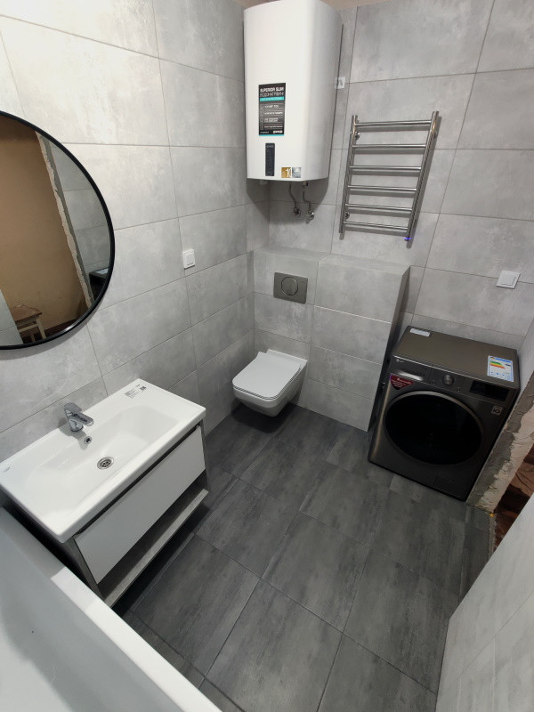 Комплексный ремонт ванной комнаты в серых тонах