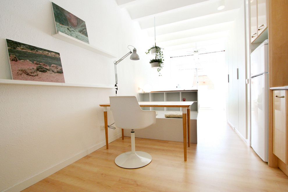 Photo of a small scandinavian study room in Barcelona with white walls and a built-in desk.