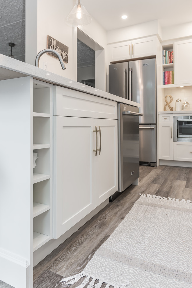 Example of a transitional kitchen design in Toronto