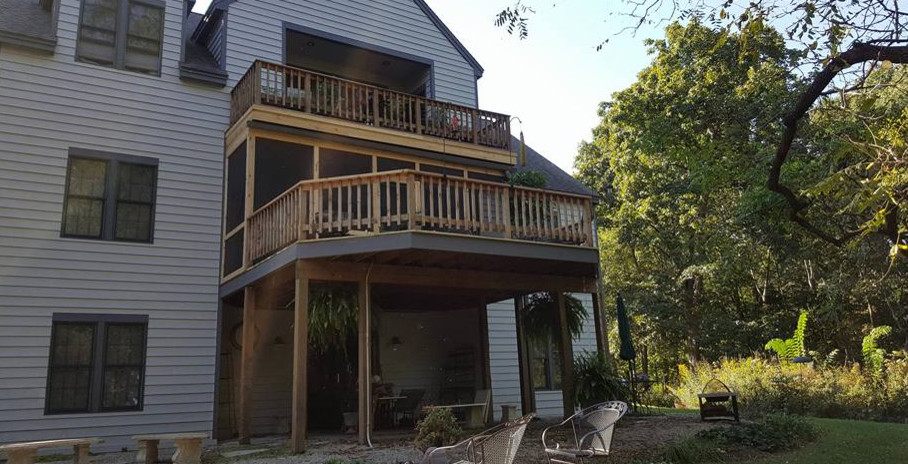 Example of a beach style deck design in Chicago