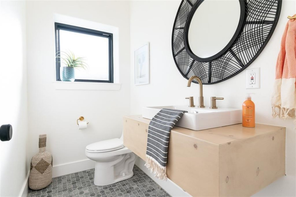 Amerikansk inredning av ett mellanstort badrum med dusch, med skåp i ljust trä, en dusch/badkar-kombination, grå kakel, marmorkakel, klinkergolv i keramik, marmorbänkskiva och grått golv
