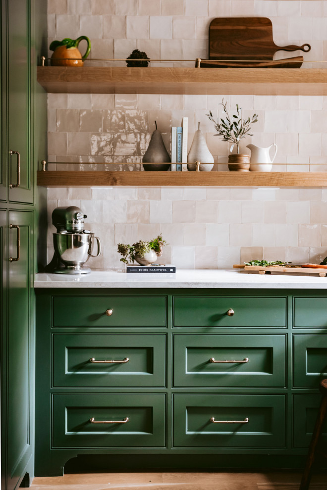 Inredning av ett klassiskt mycket stort vit vitt kök, med en rustik diskho, skåp i shakerstil, gröna skåp, bänkskiva i kvarts, rosa stänkskydd, stänkskydd i keramik, integrerade vitvaror och ljust trägolv