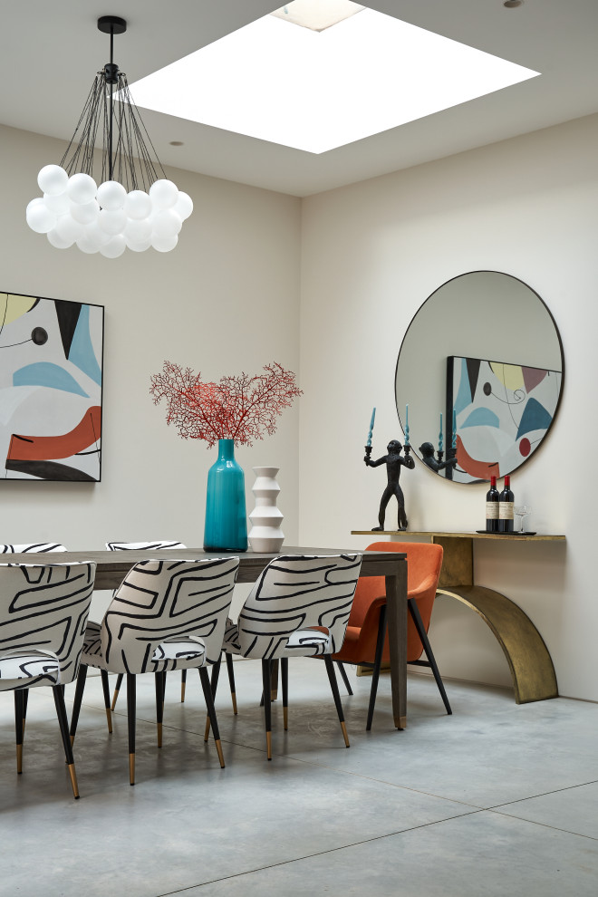 Esempio di una sala da pranzo minimal con pareti bianche, pavimento in cemento e pavimento grigio