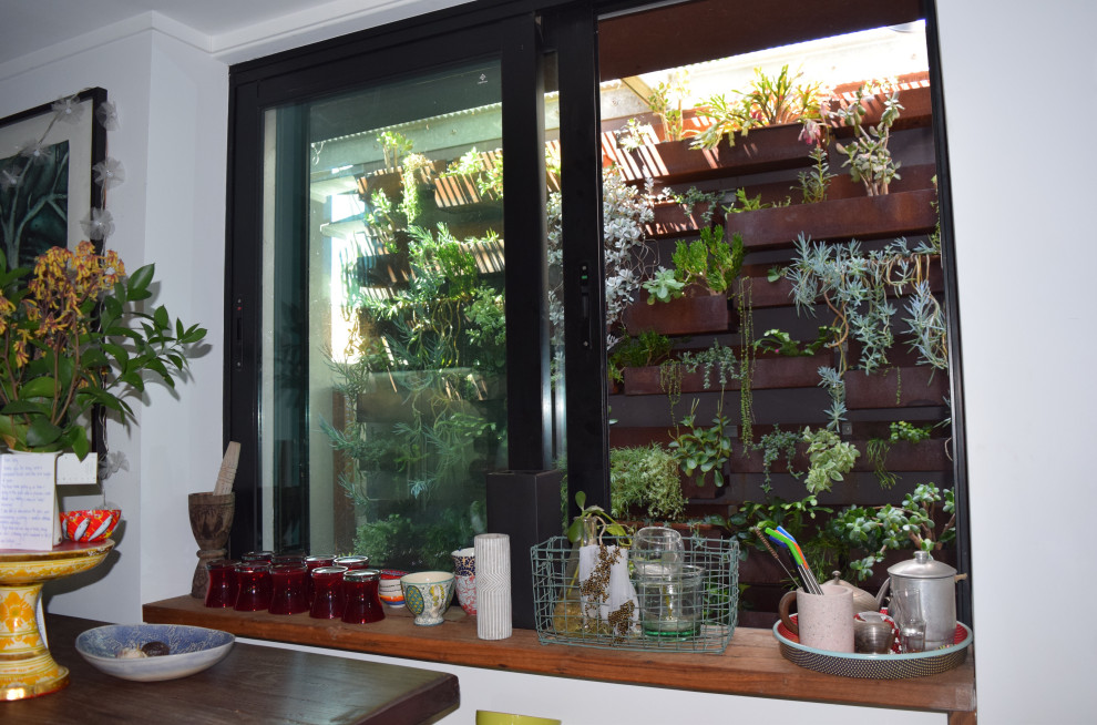 Photo of a contemporary garden in Perth.