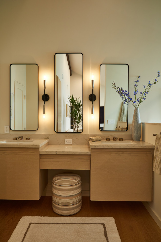 Großes Modernes Badezimmer En Suite mit flächenbündigen Schrankfronten, Nasszelle, Toilette mit Aufsatzspülkasten, Quarzit-Waschtisch, Falttür-Duschabtrennung, weißer Waschtischplatte, Doppelwaschbecken und schwebendem Waschtisch in Los Angeles