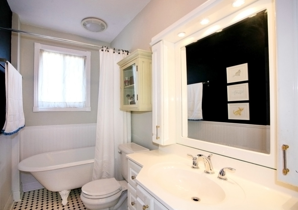 Идея дизайна: ванная комната среднего размера в стиле неоклассика (современная классика) с фасадами с выступающей филенкой, белыми фасадами, ванной на ножках, душем над ванной, раздельным унитазом, разноцветной плиткой, разноцветными стенами, полом из мозаичной плитки, врезной раковиной, столешницей из ламината, разноцветным полом, шторкой для ванной, белой столешницей, тумбой под одну раковину и встроенной тумбой