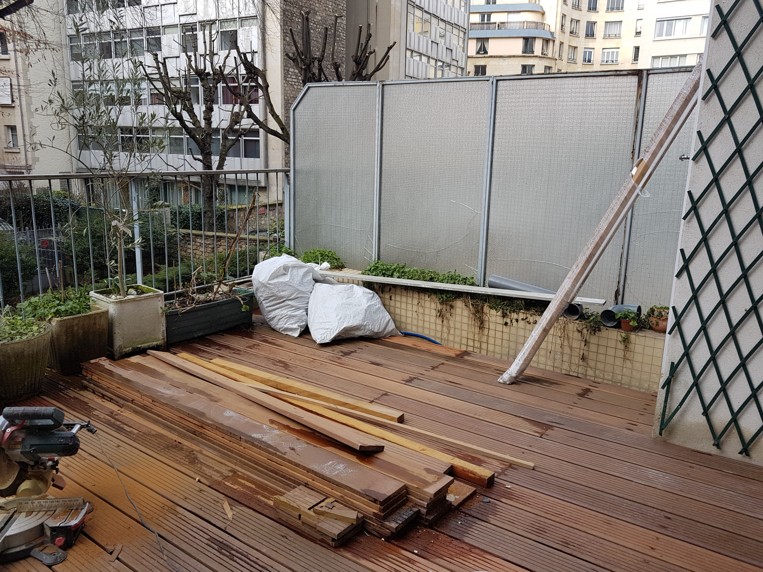 Mise en place du sol en bois exotique sur la terrasse