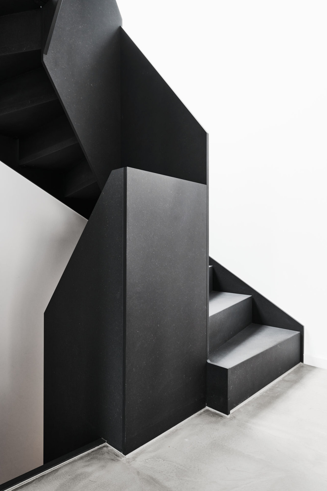 Черная лестница в проеме с окном