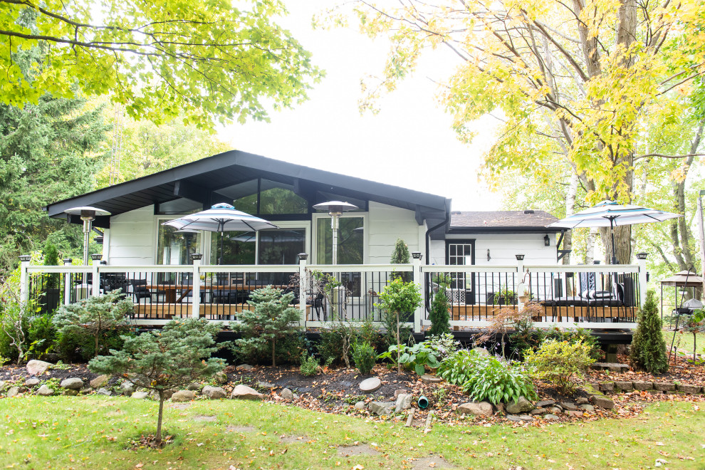 Transitional home design photo in Toronto