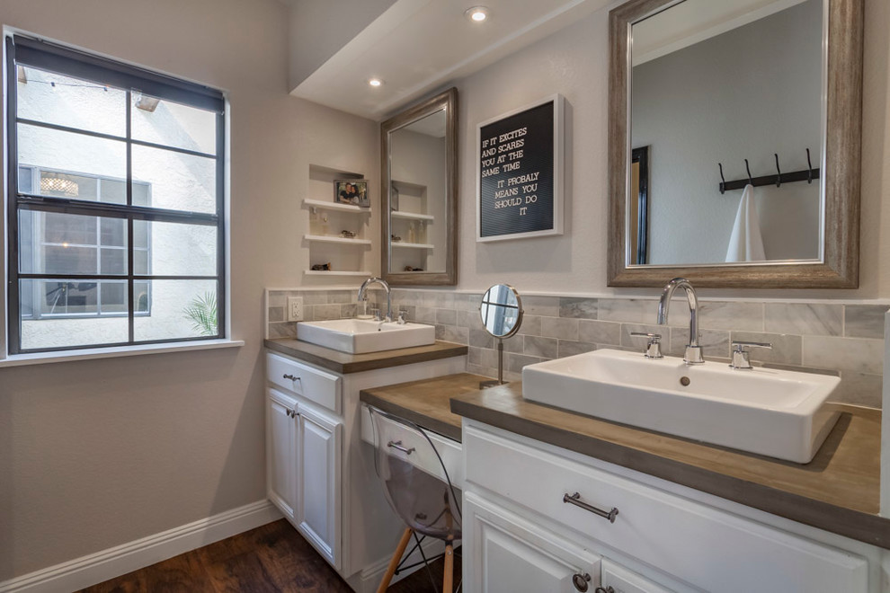 Example of a transitional home design design in Los Angeles