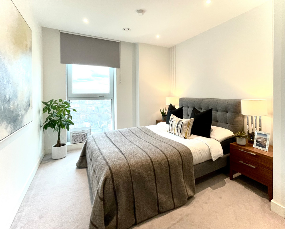 Diseño de dormitorio principal actual de tamaño medio con paredes grises, moqueta, suelo gris y panelado