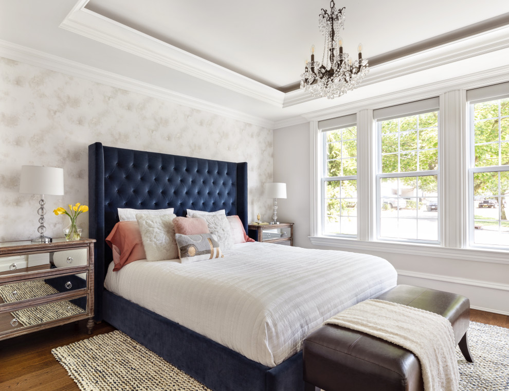 Klassisches Schlafzimmer mit grauer Wandfarbe, braunem Holzboden, braunem Boden, eingelassener Decke und Tapetenwänden in New York