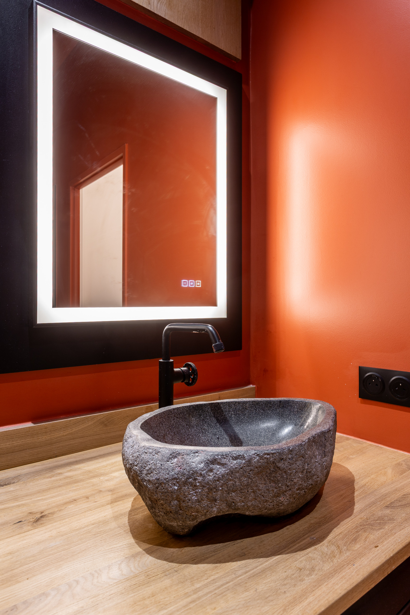 Une salle de bain Mondrian : quand la conception sublime l’existant