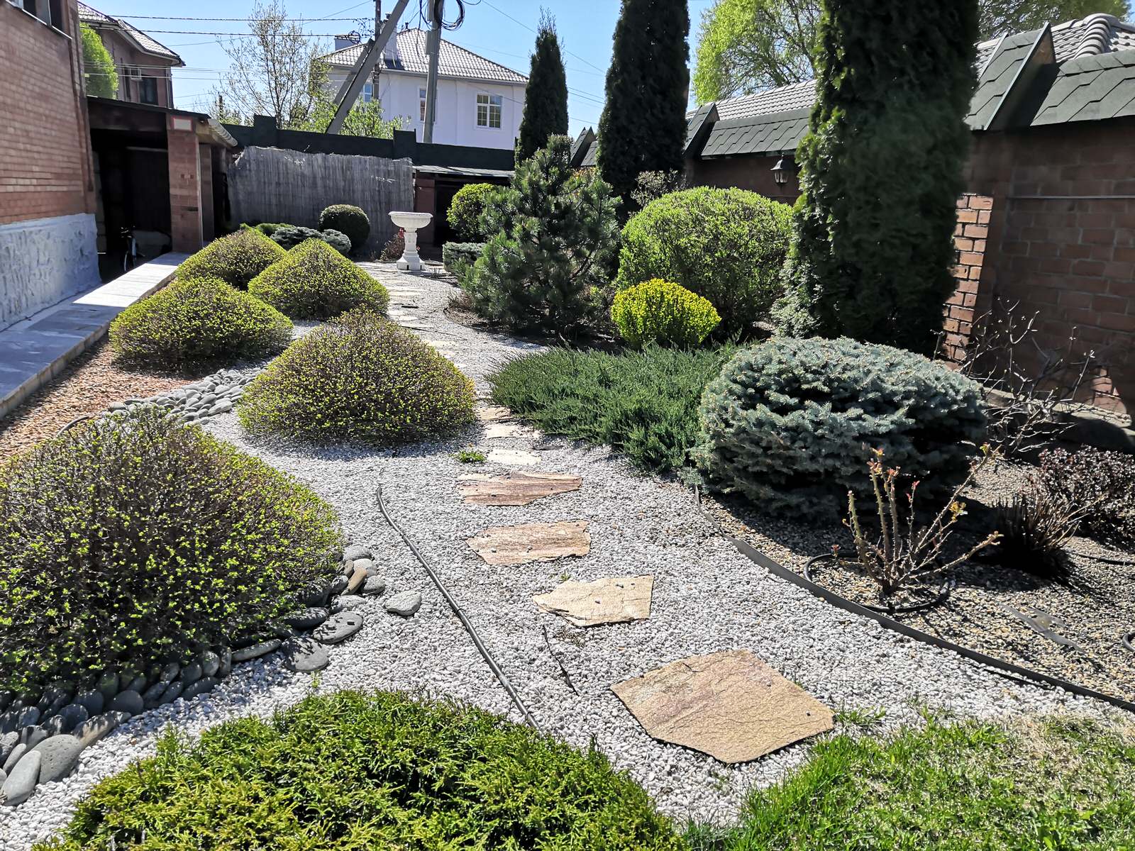 Дворик с поилкой для птиц