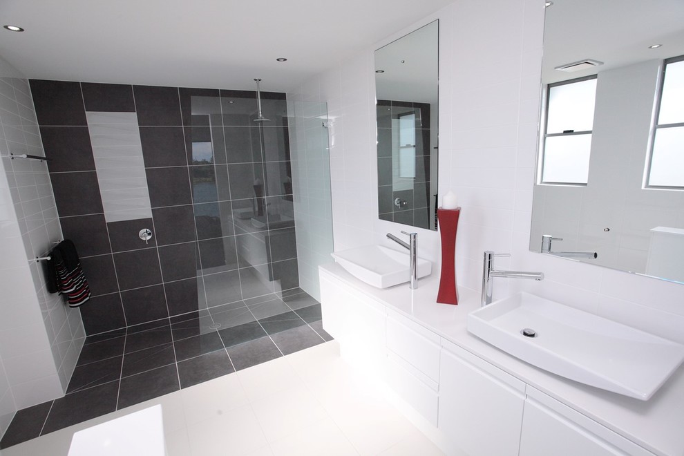 Photo of a modern bathroom in Gold Coast - Tweed.