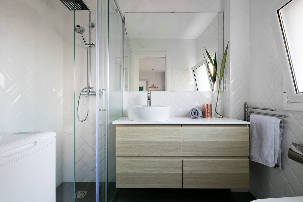 Design ideas for a mid-sized scandinavian 3/4 bathroom in Barcelona with flat-panel cabinets.