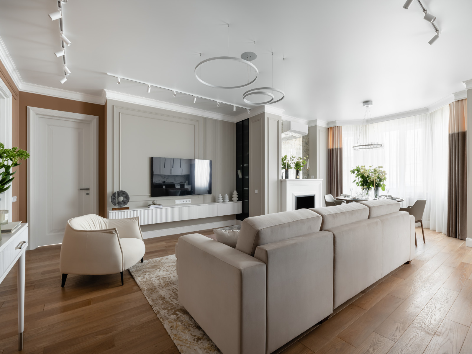 Реализация квартиры в стиле современная классика для семейной пары с ребенком