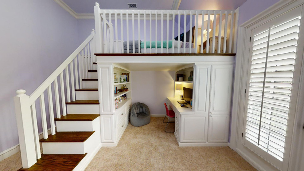 Свежая идея для дизайна: спальня среднего размера в классическом стиле с фиолетовыми стенами, ковровым покрытием и бежевым полом - отличное фото интерьера