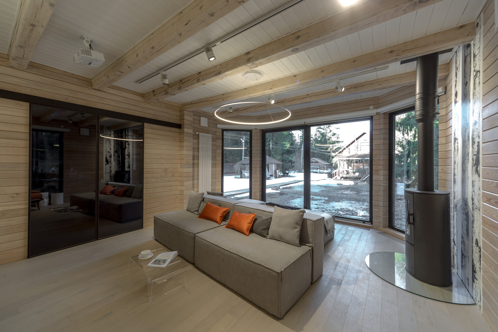 Гостиная с камином и березами