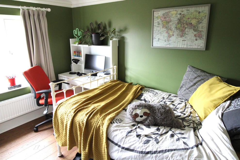 Inspiration för mellanstora eklektiska sovrum, med gröna väggar, mörkt trägolv och brunt golv